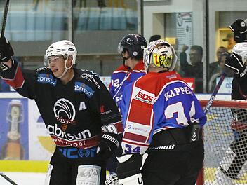 Seinen ersten Saisontreffer erzielte der Haßfurter Alexander Stahl (links) beim Auftritt der Hawks am Sonntagabend in Trostberg. Am Ende siegte der Spitzenreiter deutlich mit 8:3. Foto: Ralf Naumann