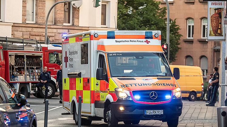 Wohnungsbrand in Mehrfamilienhaus in F&uuml;rth: Eine tote Person geborgen
