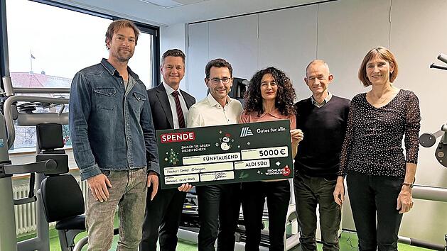 Bei der Spenden&uuml;bergabe von 5000 Euro an das Hector-Center f&uuml;r Ern&auml;hrung, Bewegung und Sport am Uniklinikum Erlangen (v.&nbsp;l.): Dejan Reljic (Hector-Center), Stephan Achenbach (Vorsitzender der Forschungsstiftung Medizin l), Markus Steinbrenner (Man...