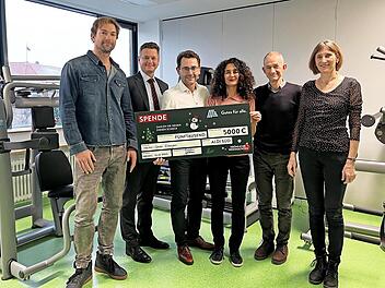 Bei der Spendenübergabe von 5000 Euro an das Hector-Center für Ernährung, Bewegung und Sport am Uniklinikum Erlangen (v. l.): Dejan Reljic (Hector-Center), Stephan Achenbach (Vorsitzender der Forschungsstiftung Medizin l), Markus Steinbrenner (Man...
