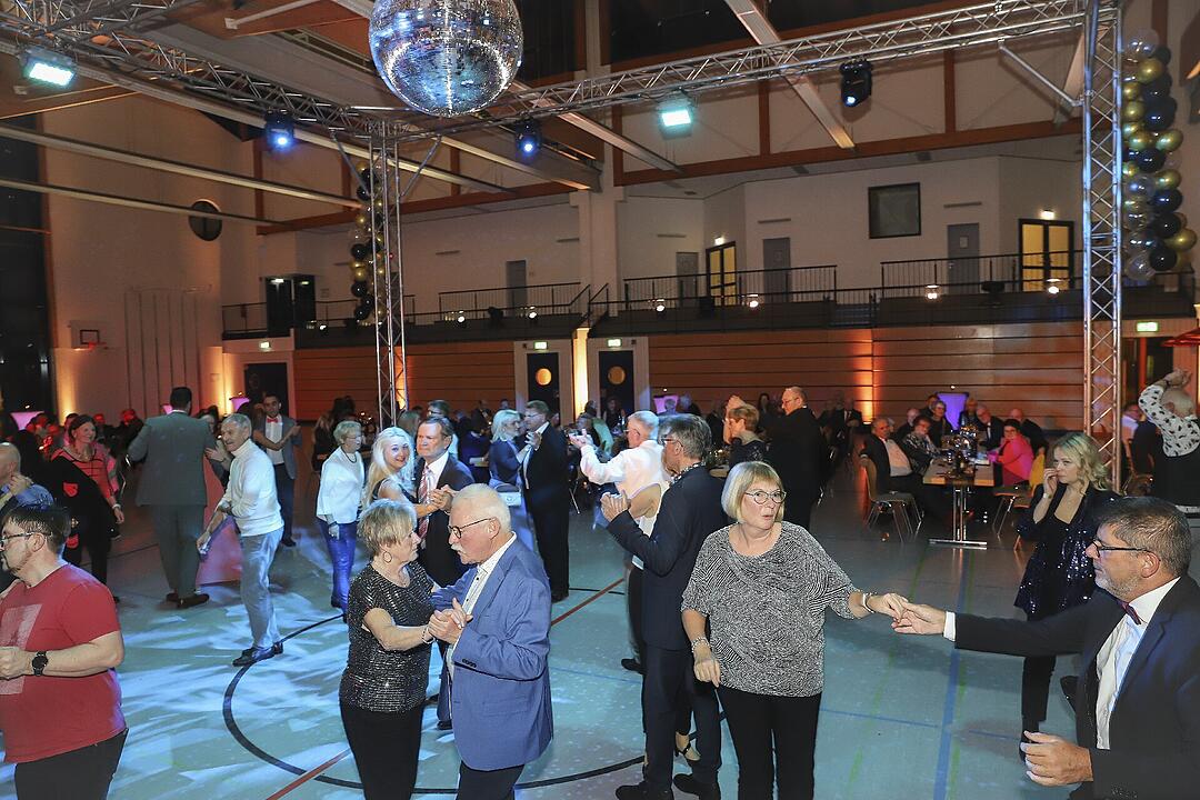 Es wurde in das Jahr 2025 gefeiert.