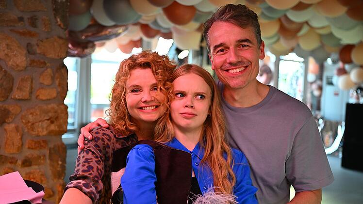 Gut, diese Serienfamilie gibt es nicht wirklich. Annette Frier (links) spielt sich zwar selbst, ist aber in der Serie mit einem Mann verheiratet, der von Schauspieler Alexander Khuon verkörpert wird. Die gemeinsame Tochter wird von Maria Matschke Engel gespielt. Übrigens die Tochter der Schauspieler Matthias Matschke und Judith Engel.