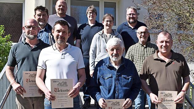 Die Vorstandschaft des CSU-Ortsverbands Redwitz-Unterlangenstadt mit den f&uuml;r langj&auml;hrige Mitgliedschaft geehrten Mitgliedern (vorn mit Urkunde) sowie den ausgeschiedenen Gemeinder&auml;ten Ralf Reisenweber und Wolfgang Schmitter (erste und zweite Reihe...