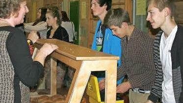 Auch während des Konzerts war die Arbeit für die Schüler der 9b nicht zu Ende. Der Catering-Stand musste immer besetzt sein.