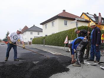 Letzte Maßnahmen an der Gartenstraße in Mainleus: Die Straße wird spätestens am Mittwochmorgen wieder für den Verkehr freigegeben. Foto: Sebastian Martin
