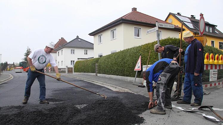 Letzte Maßnahmen an der Gartenstraße in Mainleus: Die Straße wird spätestens am Mittwochmorgen wieder für den Verkehr freigegeben. Foto: Sebastian Martin