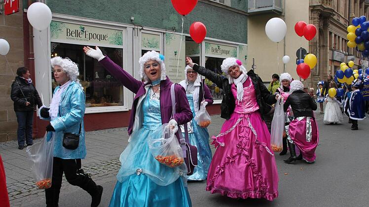 : Die Mitglieder der "Karneval Dance Group" des KFK winken den Zaungästen am Straßenrand zu und verteilen Bonbons.