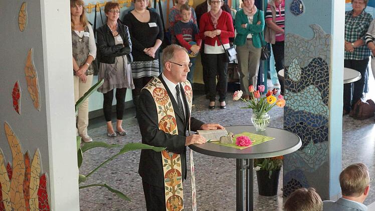 Pfarrer Valentin Tempel bei der kurzen Andacht zur Weihe der neuen Räume
