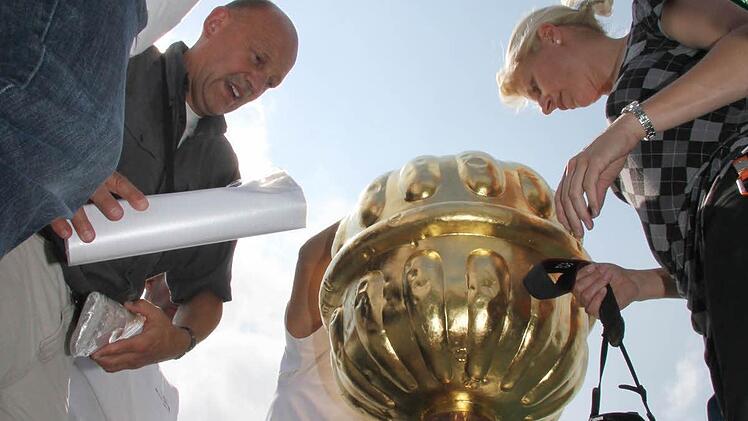 Beim Befüllen der Kugel halfen alle mit.