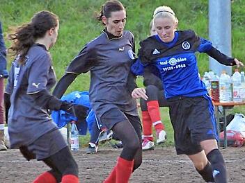 FC Herzogenaurach - Hammerbacher SV. Auf dem Sandplatz fanden sich die Gäste (blaue Trikots) etwas besser zurecht und setzten sich mit 1:0 durch. Foto: herzopress