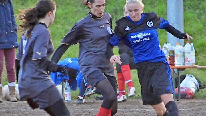 FC Herzogenaurach - Hammerbacher SV. Auf dem Sandplatz fanden sich die Gäste (blaue Trikots) etwas besser zurecht und setzten sich mit 1:0 durch. Foto: herzopress