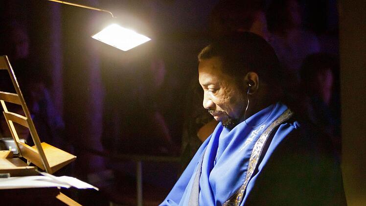 Gefeiertes Gastspiel: "The Best of Black Gospel" in der Heilig-Kreuz-Kirche Coburg.Foto: Jochen Berger