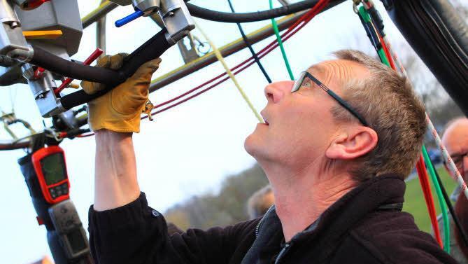 Thomas Fischer checkt die Technik.