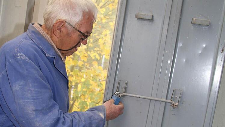 An den verplombten Schränken darf der Eigentümer nicht rühren. Denn hinter verschlossenen Türen verbirgt sich die Steuerungsanlage der Bahn. Foto: Sonja Adam