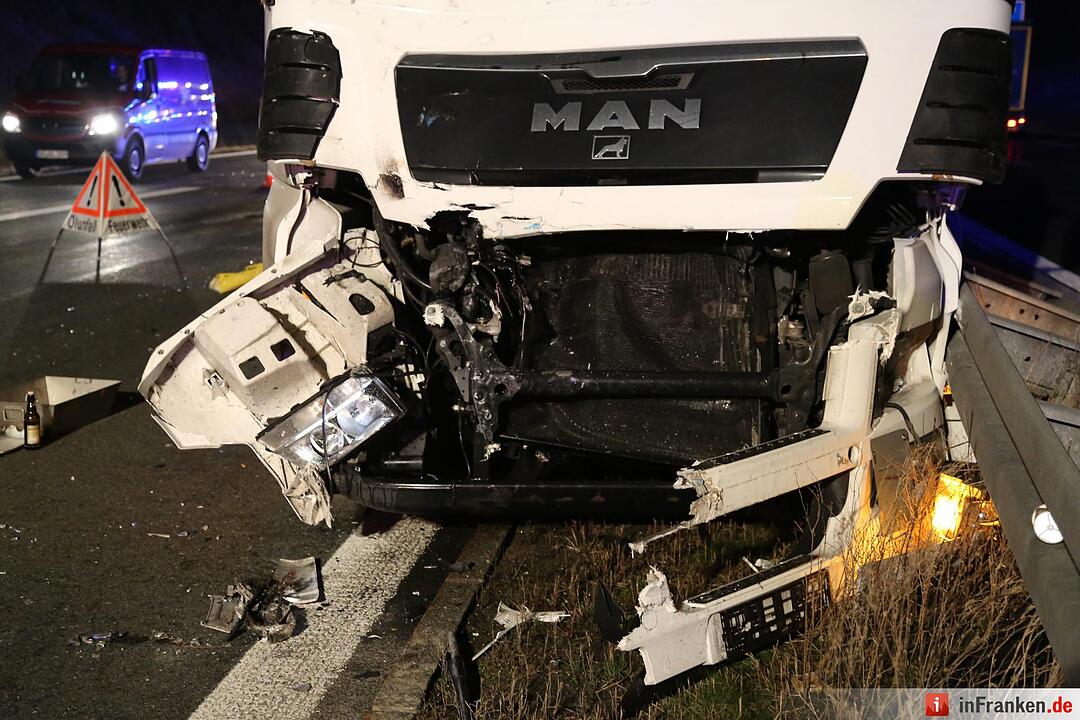 Sattelzug kracht in Gefahrgut-Lkw