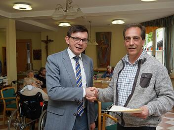 Bürgermeister Armin Warmuth gratuliert Guido Gombarek.Foto: Arkadius Guzy