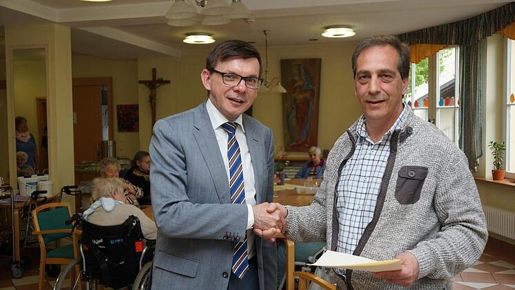Bürgermeister Armin Warmuth gratuliert Guido Gombarek.Foto: Arkadius Guzy