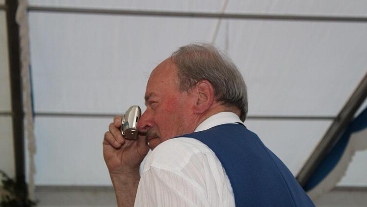 Ehrenvorsitzender Männlein hielt alles im BIld fest.
