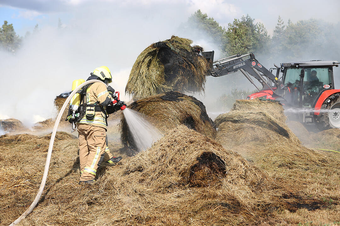 Spektakuläre Löschaktion im Kreis Forchheim: 100 Stroh- und Heuballen brennen