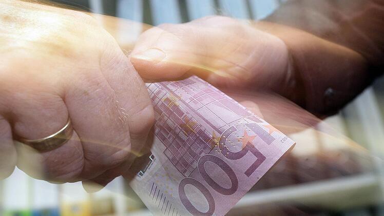 Bestechung und Bestechlichkeit: Gegen zwei ehemalige Bundestagsabgeordnete wurde Strafanzeige gestellt: Betroffen ist auch Eduard Lintner, ehemaliger Bundestagsabgeordneter aus Unterfranken.  Peter Steffen, dpa