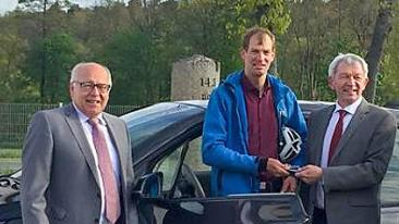E-Auto-Förderer Robert Martin (links) und Carsharing- Nutzer Michael Ullwer (Mitte) 2016 bei der Preis-Übergabe durch Landrat Johann Kalb.  Foto: Landratsamt