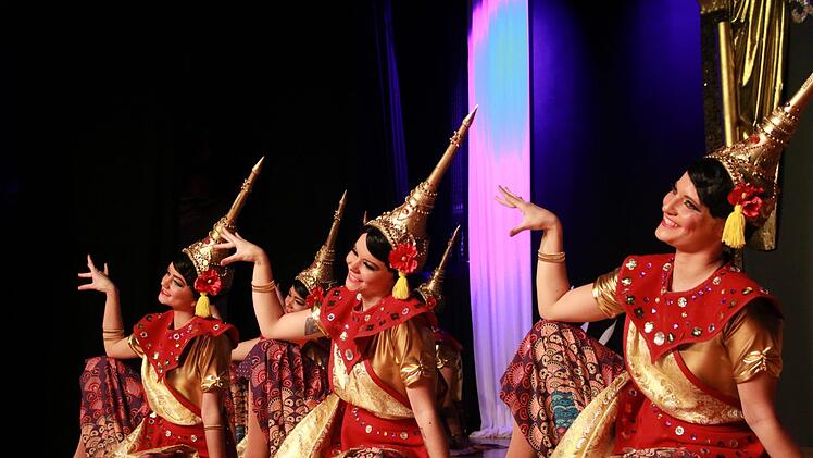 Die Maxi-Garde als "Tempeltänzerinnen". Foto: Jürgen Gärtner