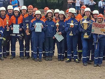 Die erfolgreichsten Teilnehmer am Kreisleistungsmarsch der Jugendfeuerwehren in Rothenkirchen erhielten Urkunden und Pokale.