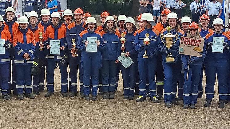 Die erfolgreichsten Teilnehmer am Kreisleistungsmarsch der Jugendfeuerwehren in Rothenkirchen erhielten Urkunden und Pokale.