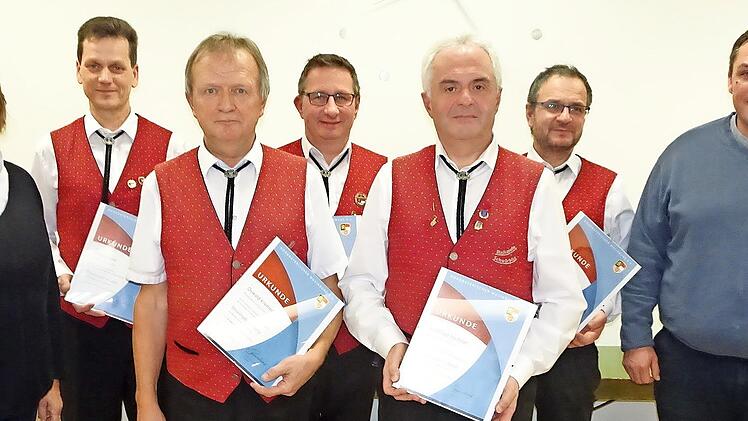 Langjährige, besonders aktive Musiker wurden in diesem Jahr bei der Blaskapelle Schwürbitz geehrt. Bezirksvorsitzende Angelika Becher gratulierte (v.l.) Geschäftsführer Markus Heid, Vorsitzendem Oswald Kremer, Kreisvorsitzendem Horst Sünkel, Siegf...