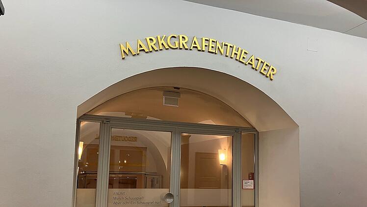 Hinter dieser Tür verbirgt sich der glanzvolle historische Theatersaal des Erlanger Theaters.