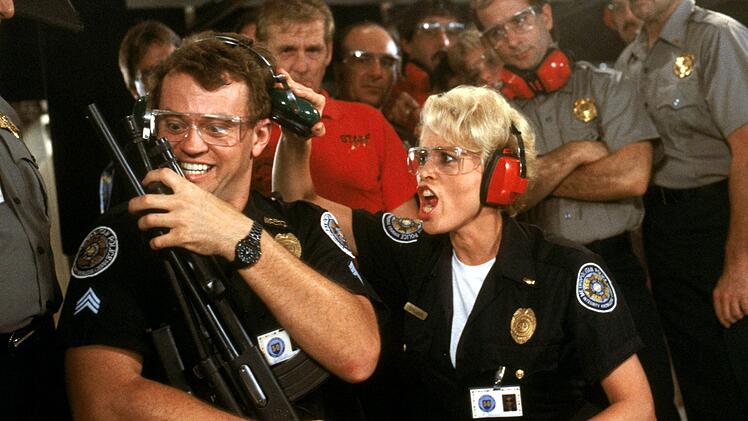 Im ersten "Police Academy"-Film flirten die Kadetten noch heftig mit ihrer Ausbilderin, Sergeant Debbie Callahan (Leslie Easterbrook). In Teil vier und f&uuml;nf ist sie die Partnerin von Tackleberry (David Graf, Bild) und versucht, den Waffennarr unter Kontrolle zu halten.