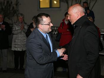 Der alte gratuliert dem neuen Bürgermeister: Markus Zirkel (SPD, rechts) muss sich in Hallstadt Thomas Söder (CSU) geschlagen geben. Foto: Matthias Hoch