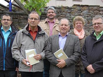 Die derzeitigen Marktgemeinderäte verabschiedeten ihre ausgeschiedenen Kollegen (von links): Alexander Muth, Walter Manger, Michael Meindl, Manfred Manger, Kerstin Neder und Jürgen Kolb. Der ebenfalls ausgeschiedene Christian Hüfner war verhindert.  Foto: Günther Straub