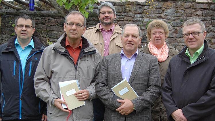 Die derzeitigen Marktgemeinderäte verabschiedeten ihre ausgeschiedenen Kollegen (von links): Alexander Muth, Walter Manger, Michael Meindl, Manfred Manger, Kerstin Neder und Jürgen Kolb. Der ebenfalls ausgeschiedene Christian Hüfner war verhindert.  Foto: Günther Straub