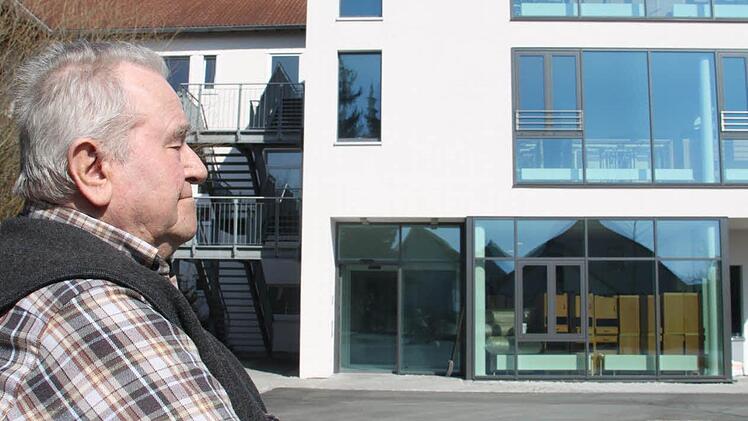 Robert Schott gefällt die Architektur des neuen Haupteingangs.  Foto: Stephan Tiroch