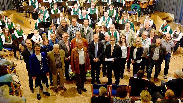 Roland Knoll und Jürgen Klubertanz, Vorstände der Hammelburger Raiffeisenbank, brachten nicht nur für die Stadtkapelle, sondern auch für rund zwei Dutzend Musikvereine aus dem Altlandkreis eine finanzielle Unterstützung für die Jugendarbeit mit. Foto: Gerd Schaar