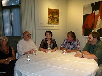 Am runden Tisch in der Villa Dessauer trafen sich (von links): Gudrun Besslein-Bauer, Cleff III., Barbara Neumann-Bail, Luitpold Greiner und Alexander Pöppel. Foto: Marion Krüger-Hundrup