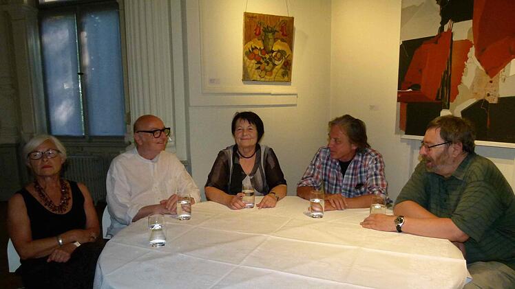 Am runden Tisch in der Villa Dessauer trafen sich (von links): Gudrun Besslein-Bauer, Cleff III., Barbara Neumann-Bail, Luitpold Greiner und Alexander Pöppel. Foto: Marion Krüger-Hundrup