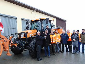 Die Stadt Gräfenberg freut sich über einen neuen Traktor, der auch gleich im Winterdienst eingesetzt werden konnte.  Foto: Petra Malbrich