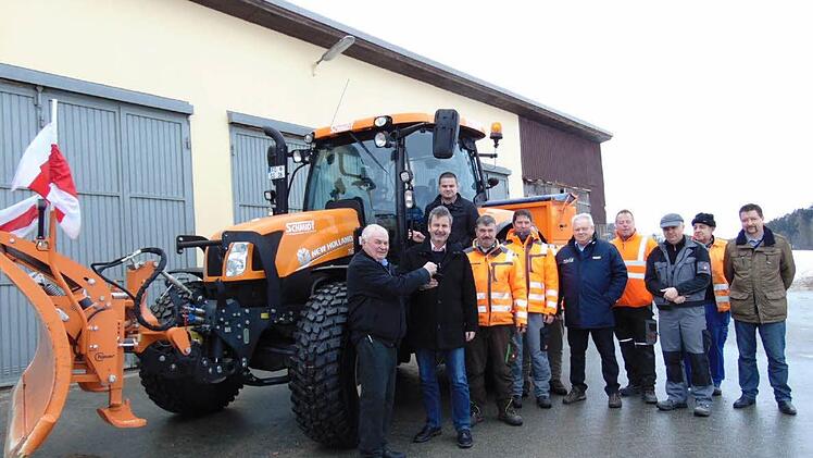 Die Stadt Gräfenberg freut sich über einen neuen Traktor, der auch gleich im Winterdienst eingesetzt werden konnte.  Foto: Petra Malbrich