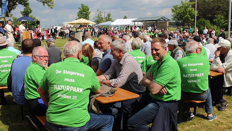 Die Delegation mit den grünen Shirts setzt sich dafür ein, dass der Steigerwald Naturpark bleibt.  Foto: Evi Seeger