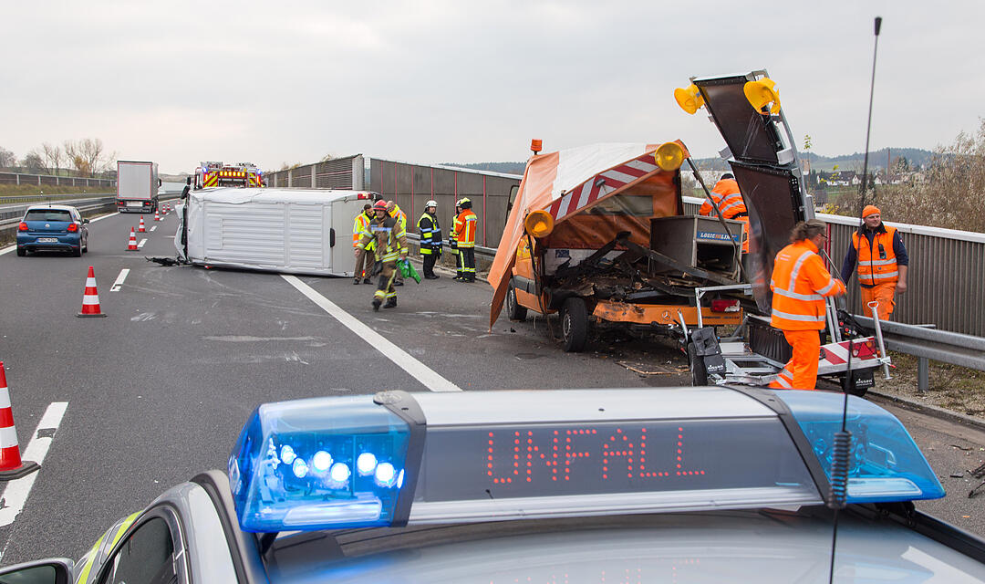 Sprinter kracht ungebremst in Baustellenfahrzeug