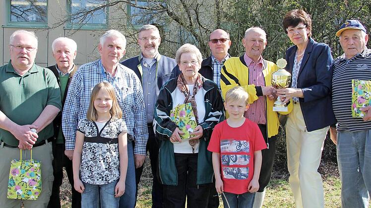 Die Schirmherrin der 49. IVV-Wanderung, Susann Biedefeld (2. v. r.), nahm mit Vorsitzendem Wolfgang Dreilich (3. v. l.) und Landrat Michael Busch (rechts daneben) die Pokalverleihung vor. Mit im Bild Zweiter Bürgermeister Helfried Schreiner (4. v. r.) Foto: Alexandra Kemnitzer