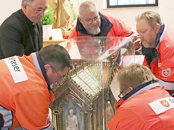 Pater Ludwig Müller nimmt den Schrein mit der Reliquie der Heiligen Bernadette in Heroldsbach in Empfang.  Foto: Josef Hofbauer