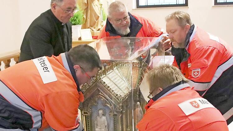 Pater Ludwig Müller nimmt den Schrein mit der Reliquie der Heiligen Bernadette in Heroldsbach in Empfang.  Foto: Josef Hofbauer
