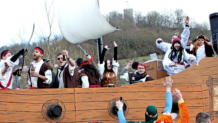 Beste Laune herrschte 2018 beim Faschingsumzug unter der Wallburg in Eltmann. Später allerdings gab es für einen der Akteure eine schmerzhafte Erfahrung. Die Dargestellten haben nichts mit der Gerichtsverhandlung zu tun, es handelt sich um ein Symbolbild. Foto: Günther Geiling/Archiv