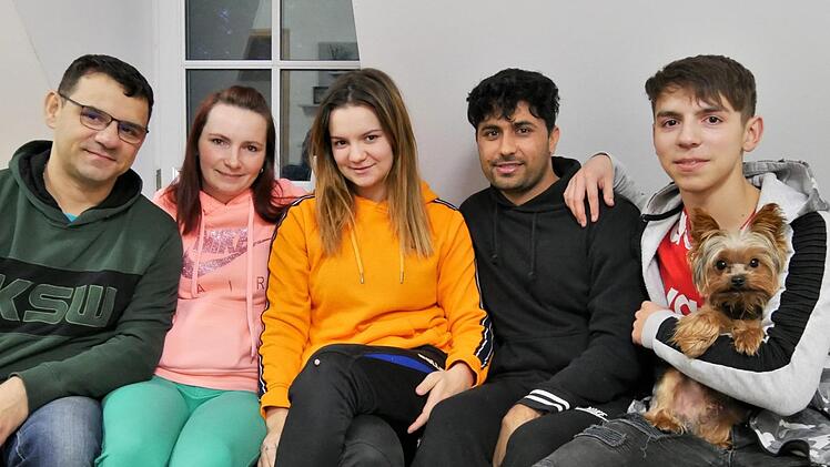 Kämpfen dafür, dass Samad (Mitte) bleiben darf: (von links) die Schwiegereltern in spe Andrzej und Marzena, Samads Verlobte Kasandra und ihr Bruder Brajan.