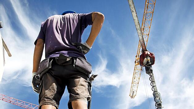 Bauarbeiter haben auch in Krisenzeiten viel zu tun. Sie sollen jetzt an den steigenden Ums&auml;tzen der Branche beteiligt werden, fordert die IG Bau.