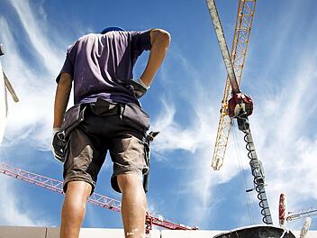 Bauarbeiter haben auch in Krisenzeiten viel zu tun. Sie sollen jetzt an den steigenden Umsätzen der Branche beteiligt werden, fordert die IG Bau.