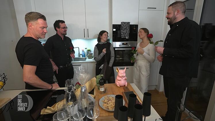 Als Dank für die nette Runde hat Julia allen eine Rose mitgebracht. Von links: Marcus, Michi, Julia, Angelina und Paul.